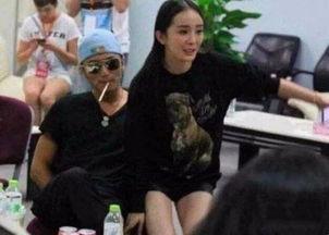 两男的一起吃娱乐圈的瓜,两男共品娱乐风云录